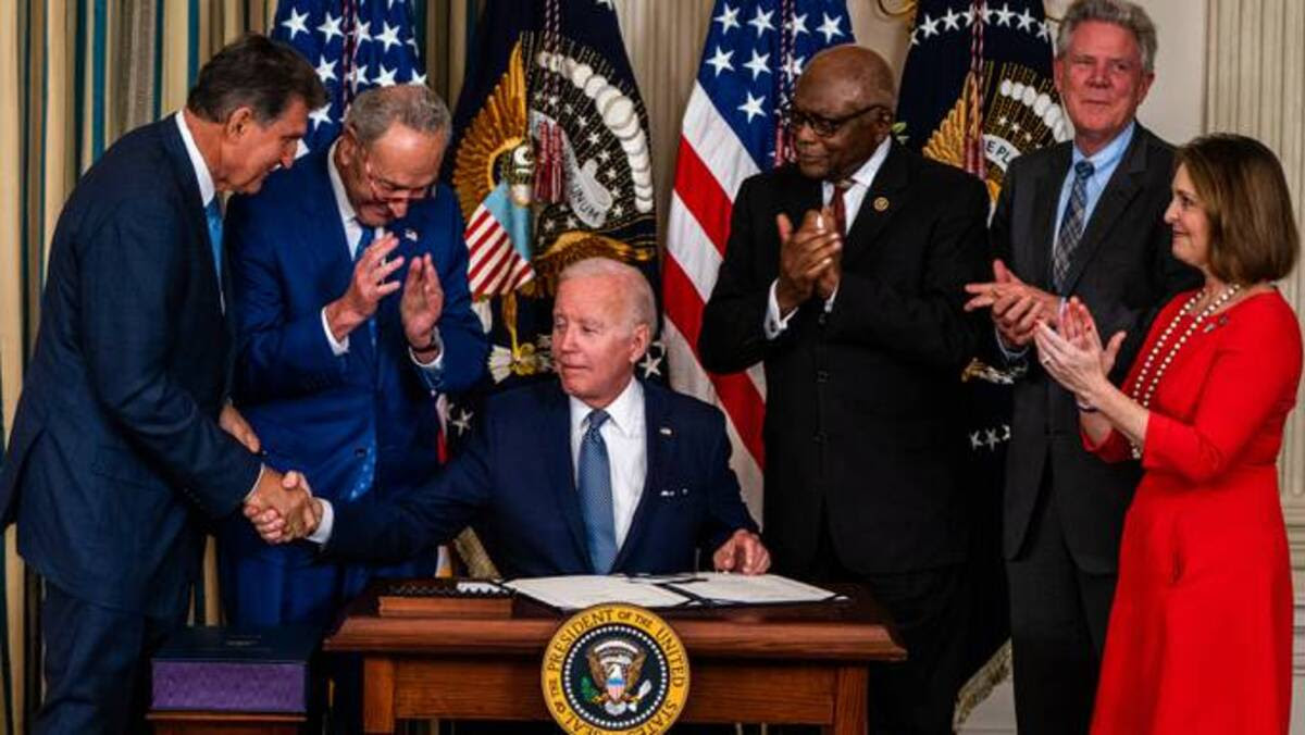 President Biden signs into law the Inflation Reduction Act of 2022 on Aug. 16. (Demetrius Freeman/The Washington Post)