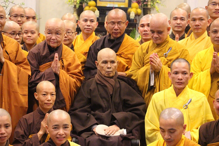 Thiền sư Thích Nhất Hạnh (ngồi giữa) tại chùa Từ Hiếu đầu năm 2019. Ảnh: Võ Thạnh. 