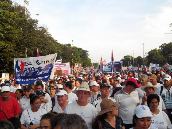 Desfilando en la Plaza de la Revolución. Foto: Néstor Madruga