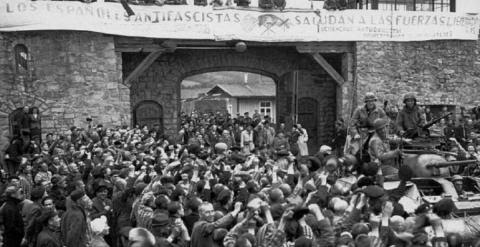 Españoles presos en Mauthausen dan la bienvenida a las tropas estadounidenses