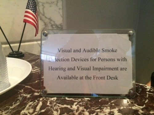 Dispositivos de detecção de fumaça sonoros e visuais para pessoas com deficiências auditivas e visuais estão disponíveis na recepção do hotel