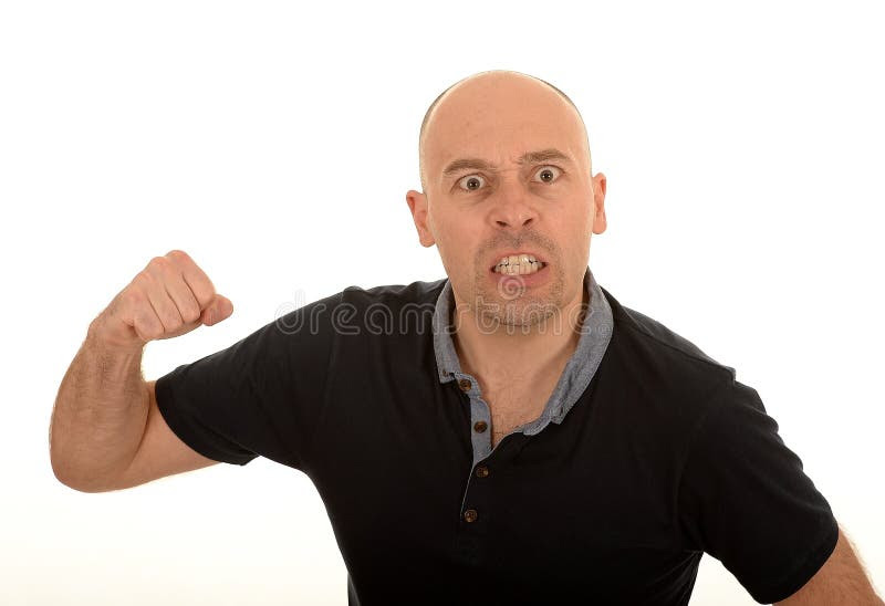 Сердитый человек с поднятым кулаком стоковое изображение rf