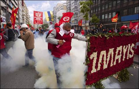 Un manifestante reacciona ante el disparo de humo de la policía en Estambul, Turquía, durante la celebración del Primero de Mayo.