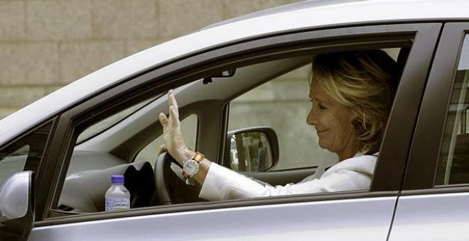 Esperanza Aguirre en su coche./ EFE