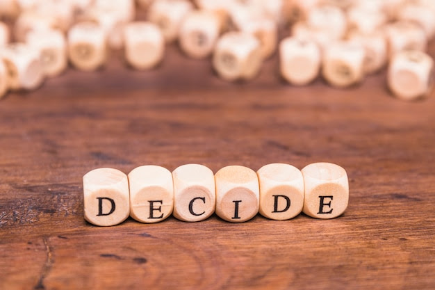 Decide text written on wooden dice Free Photo