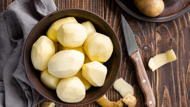 O truque secreto (e fácil) para descascar batatas num instante
