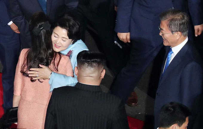 Lãnh đạo Hàn - Triều nắm chặt tay nhau trong lễ chia tay