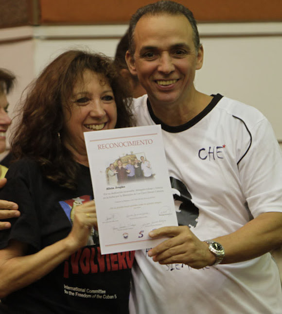 Antonio Guerrero entrega reconocimientos a Alicia Jrapko, del Comite Internacional de Solidaridad con los Cinco. Foto: Ismael Francisco/Cubadebate