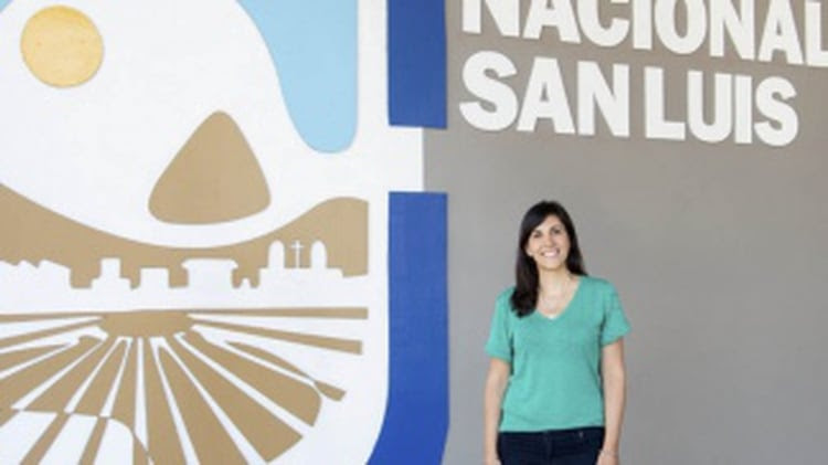 La doctora en Ingeniería Química, María Laura Rodríguez explicó las ventajas del nuevo dispositivo anticontaminante. Foto: Universidad Nacional de San Luis (UNSL)