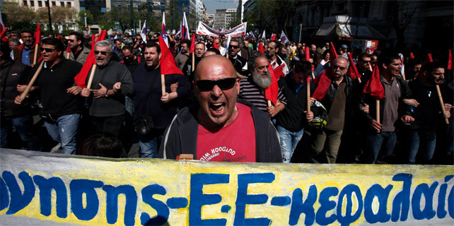 Miembros del sindicato griego Frente Militante de Todos los Trabajadores protestan frente al Parlamento.