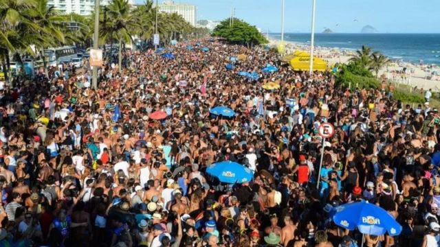 Pessoas comemoram Carnaval de rua no Rio de Janeiro