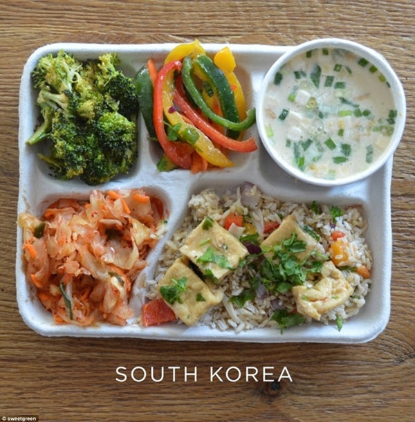 Học sinh ở Hàn Quốc được ăn trưa với bông cải xanh và ớt xào, cơm chiên đậu hũ kèm kim chi và súp cá.