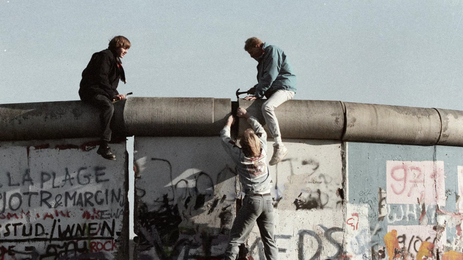 Жители ГДР ломают Берлинскую стену. - РИА Новости, 1920, 21.06.2021