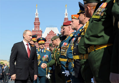El presidente ruso, Vladimir Putin, saluda a oficiales militares.