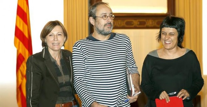 La presidenta del Parlament, Carme Forcadell (i), junto al líder de la CUP, Antonio Baños, y la diputada Anna Gabriel (d). /EFE