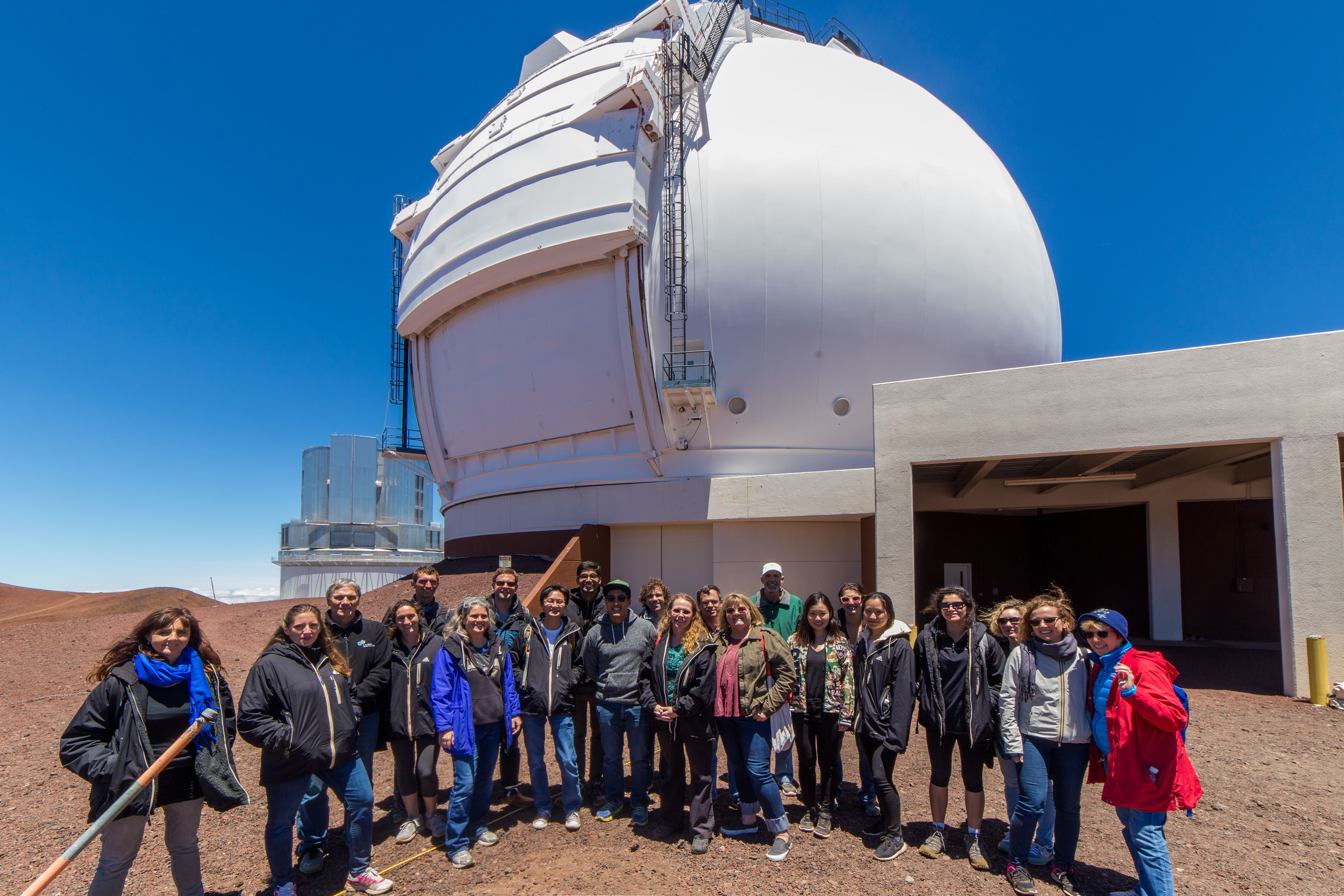 Два телескопа. Обсерватория Кека. W. M. Keck Observatory. Ученые астрономы. Ученые астрофизики.