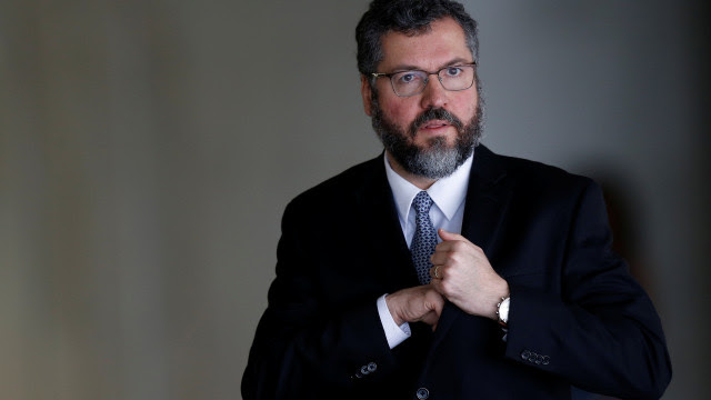 Senadores pedem a saída de Ernesto Araújo para 'salvar vidas'