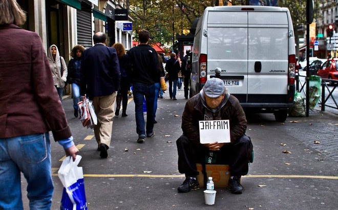 Má»™t Paris ráº¥t khÃ¡c: KhÃ´ng cÃ³ Ã¡nh hÃ o quang hoa lá»‡, ngÆ°á» i vÃ´ gia cÆ° sá»‘ng váº¡ váº­t, lay láº¯t trÃªn nhá»¯ng con phá»‘ báº©n thá»‰u ngáº­p ngá»¥a rÃ¡c - áº¢nh 17.