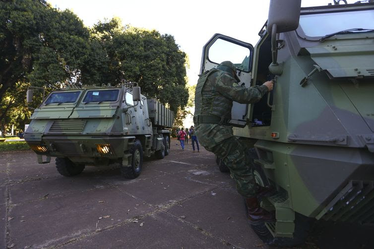 Marcelo Camargo/Agência Brasil Comboio com veículos blindados e armamentos passa pela Esplanada dos Ministérios