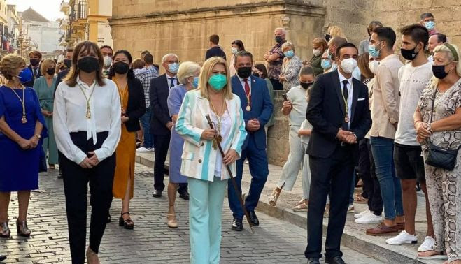 Aconfesionalidad en España: La alcaldesa de Jerez encabeza la procesión con la patrona