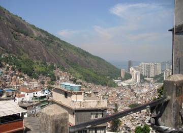 A Rocinha com o bairro de São Conrado ao fundo.