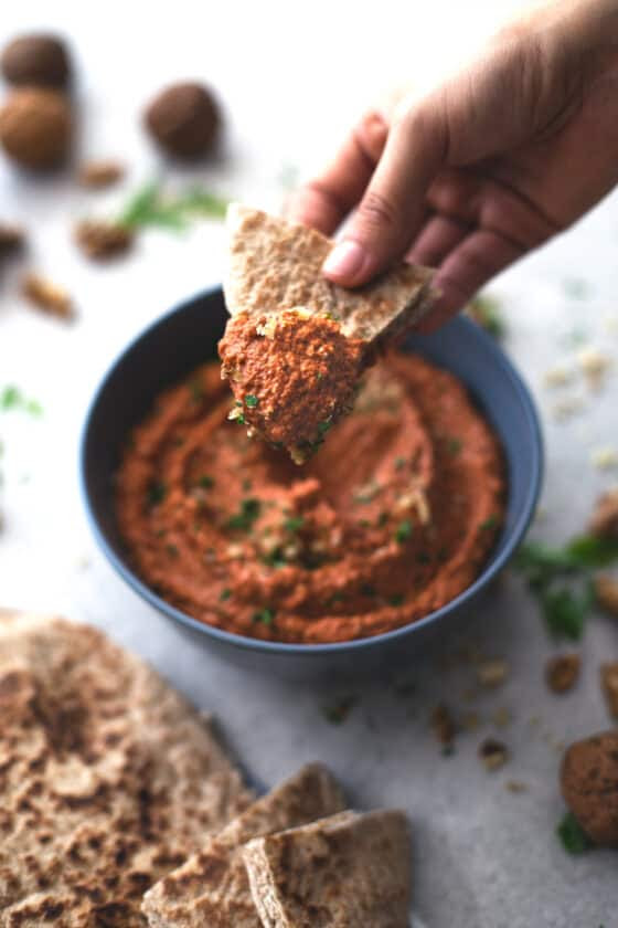 Muhammara paté vegetal de pimiento y nueces - El Muhammara es un paté vegetal de pimiento y nueces sirio. Se prepara en menos de 5 minutos y tiene un sabor muy intenso. Es un snack o entrante delicioso.