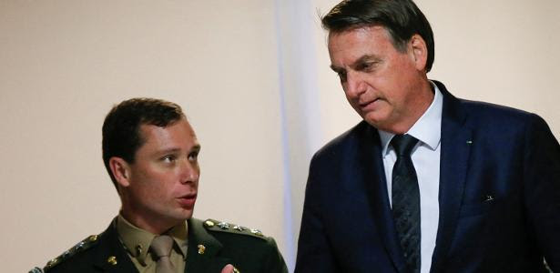 O tenente-coronel Mauro Cid, então ajudante de ordens, conversa com Bolsonaro no Palácio do Planalto