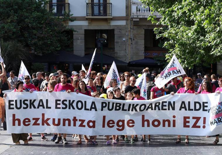 Manifestación por la escuela pública vasca y rechazo a la ley que no garantiza la euskaldunización o la escuela laica