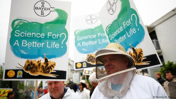 Vestidos de apicultores, ativistas protestaram contra o alto consumo de agrotóxicos em frente ao evento da Bayer Vestidos de apicultores, ativistas protestam contra o alto consumo de agrotóxicos em frente ao evento da Bayer, em Bonn