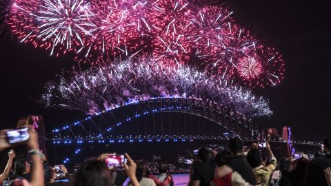 Fishekzjarret ndriçojnë qiellin mbi portin e Sidneit ndërsa ora shënon mesnatën e 1 janarit 2022 në Sydney, Australi.