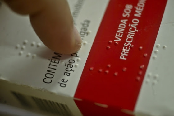 A pessoa com deficiência visual corre o perigo de ingerir um medicamento inadequado pela falta de identificação Braille