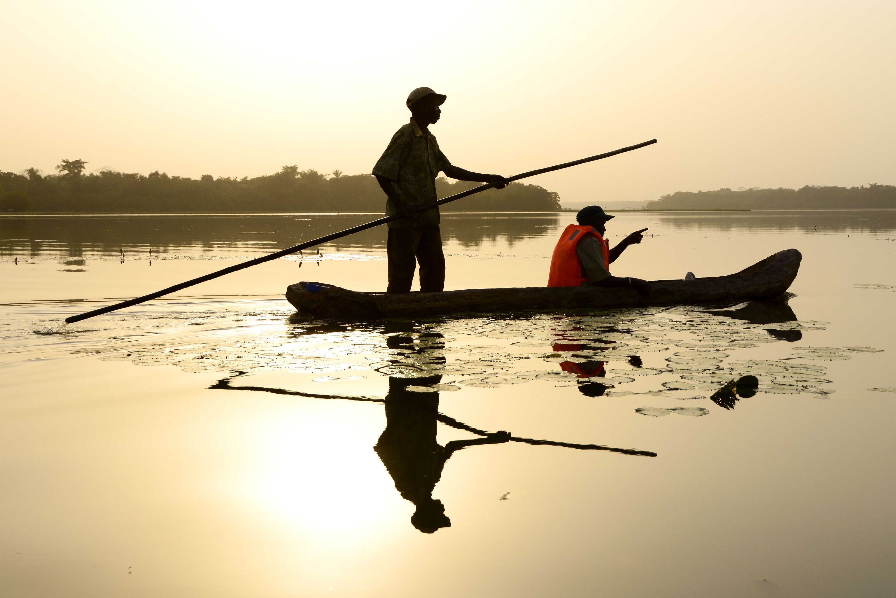 Dos lugareños en canoa por las aguas del archipiélago.