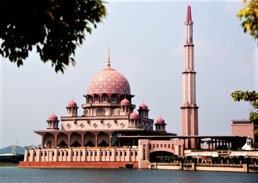 Putra Mosque in Putrajaya, Malaysia. (Wikipedia, Azmil77)