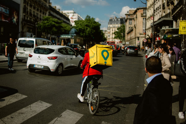 Un ciclista lleva productos para la empresa de reparto de alimentos Glovo en París, en mayo.