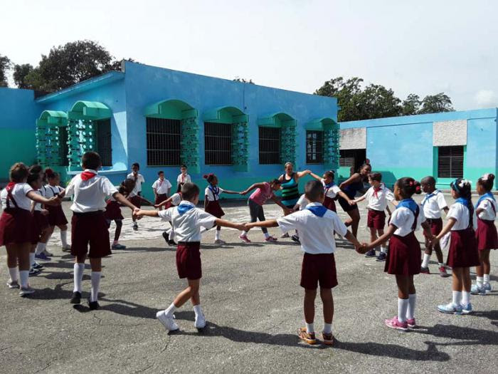 En la escuela primaria Pedro Domingo Murillo, al momento de la visita de Granma, se realizaban juegos y alistaban aulas. 