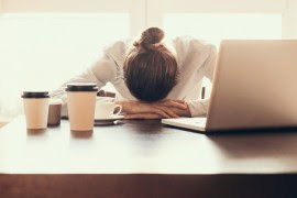 قلة شرب الماء وعدم ممارسة الرياضة قد يؤديان إلى الجفاف الذي يؤثر على دماغك بخفض الحالة المزاجية والأداء المعرفي (الألمانية)