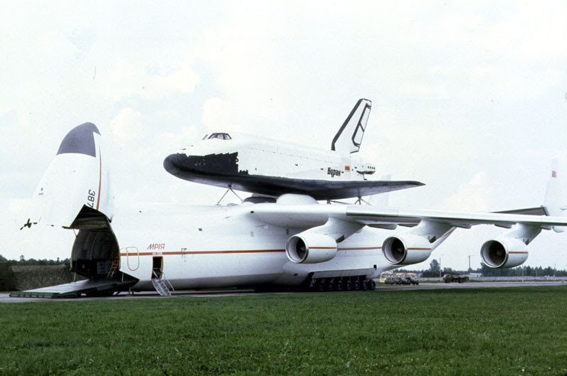 Буран и Мрия на показе руководству страны, перед вылетом в ЛеБурже, 1989