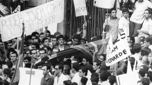 O enterro do estudante Edson Luís, assassinado em março de 1968 no Rio por policiais militares no restaurante Calabouço, em 28 de março de 1968; sua morte desencadeou uma série de manifestações contra o regime militar
