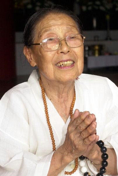 2000년 8월 8일 조주경(68) 김일성대 교수의 어머니 신재순(88) 할머니가 아들을 만날 기쁨에 젖어 간절한 마음으로 합장했다./김용우 기자