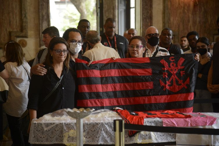 Tomaz Silva/Agência Brasil Familiares e amigos se despedem de Milton Gonçalves em velório, no Theatro Municipal do Rio de Janeiro