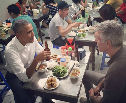 Tổng thống Mỹ Barack Obama ngồi ăn bún chả cùng đầu bếp Anthony Bourdain ở Hà Nội. Ảnh: Instagram