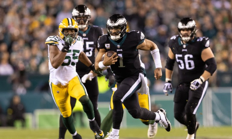 Philadelphia Eagles QB Jalen Hurts (#1) runs against the Green Bay Packers defense in Sunday's matchup.