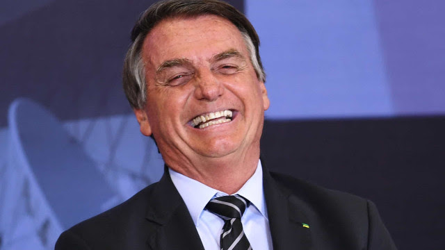 Bolsonaro volta a usar live para 'campanha antecipada' e ataques a PT