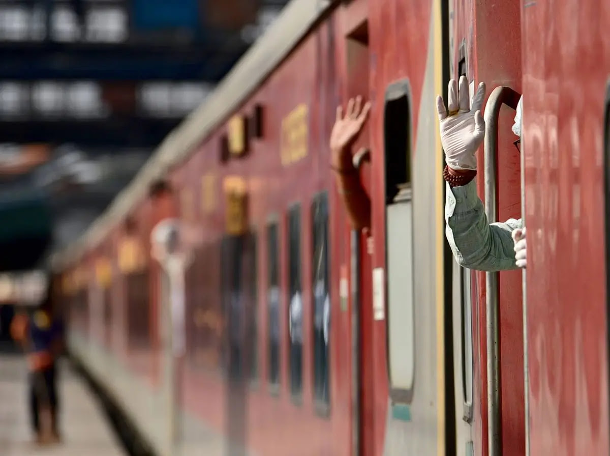 नई दिल्ली रेलवे स्टेशन पर प्रमुख शहरों को जोड़ने वाली यात्री ट्रेन सेवाओं की बहाली के बाद, नई दिल्ली-डिब्रूगढ़ स्पेशल ट्रेन