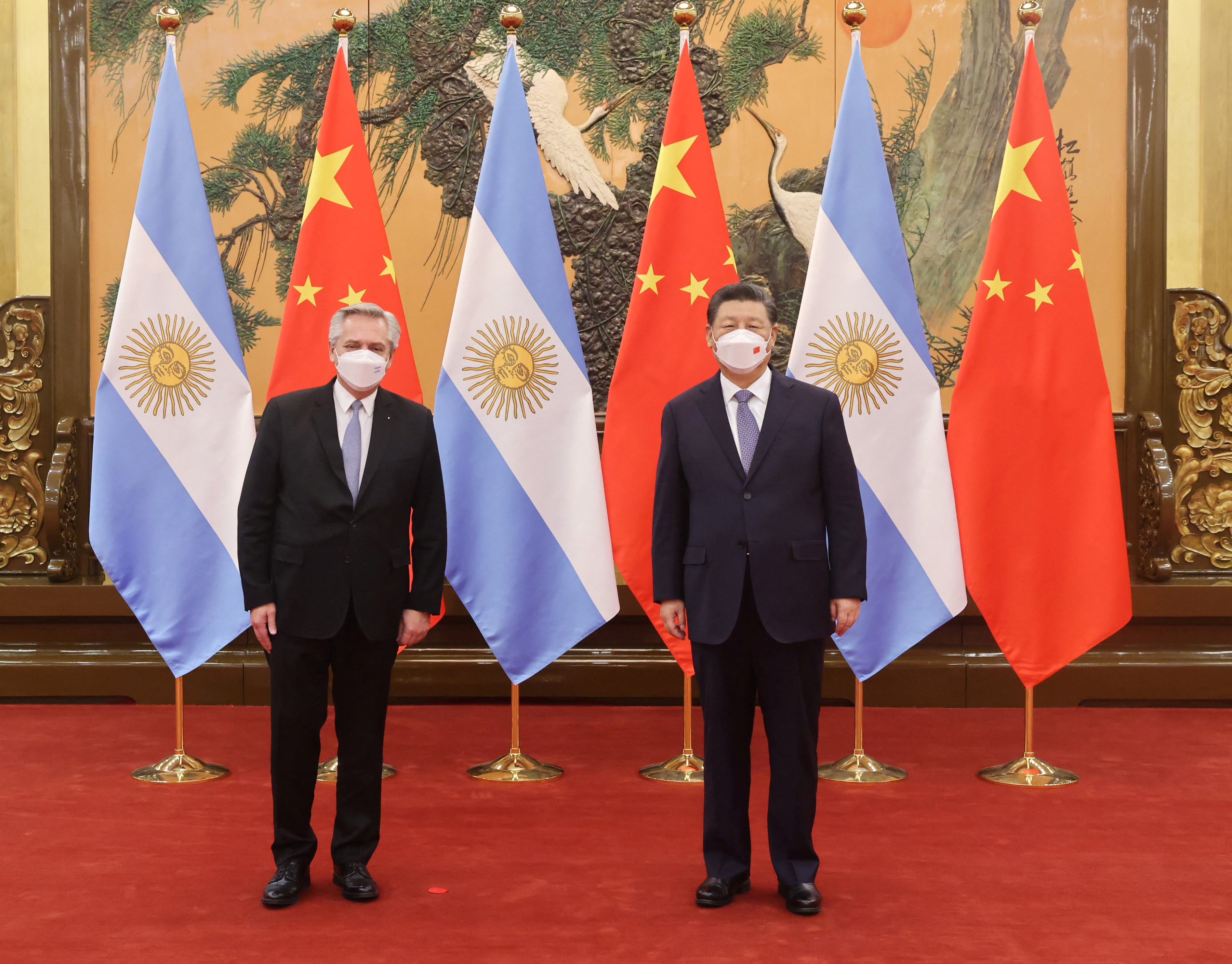 El presidente de China, Xi Jinping, junto al presidente de Argentina, Alberto Fernández, durante su reunión en Beijing, China, el 6 de febrero de 2022. Foto tomada el 6 de febrero de 2022. Presidencia de Argentina/Handout via REUTERS