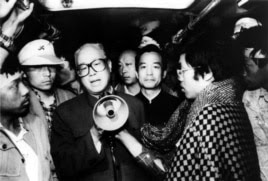 1989年5月19日，中共总书记赵紫阳在北京天安门广场同绝食的学生谈话