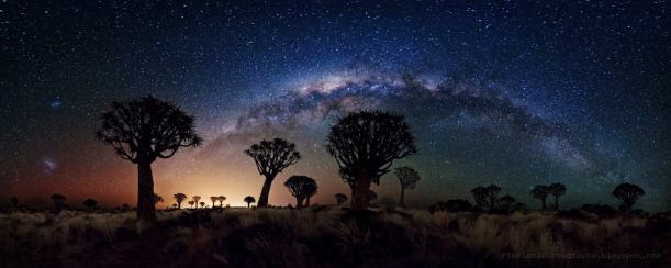 Cielo de Namibia con la Vía Láctea y las nubes de magallanes.