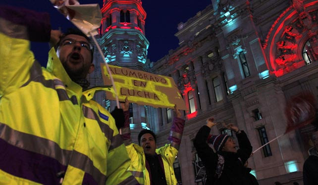 Trabajadores del alumbrado público durante  una concentración frente al Ayuntamiento de madrid para exigir que se mantengan sus puestos de trabajo con el nuevo contrato integral del servicio.