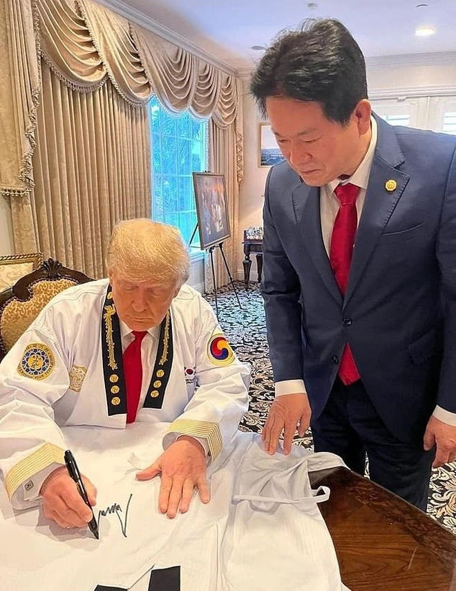 Ông Trump mặc võ phục Taekwondo nhận đai đen cấp cao nhất - 2