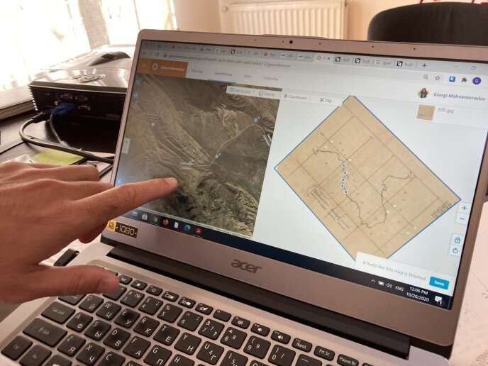 L'avocat du cartographe Iveri Melachvili compare une ancienne carte utilisée pour délimiter la frontière avec une vue via Google Map, le 26 octobre.
